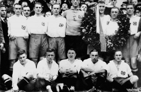 <p>Harder y Halvorsen, dentro de la corona de laurel, cuando el Hamburgo SV se proclamó campeón de Liga de 1923.</p>
