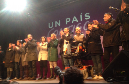 <p>Pablo Iglesias, rodeado de su equipo, celebrando el resultado de las elecciones en la Plaza del Reina Sofía, de Madrid</p>