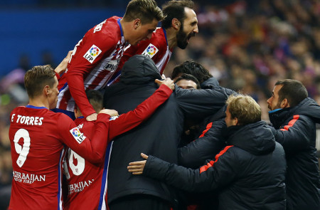 <p>Los jugadores del Atlético de Madrid celebran el tanto de Griezmann ante el Athletic Club de Bilbao (1-0)</p>