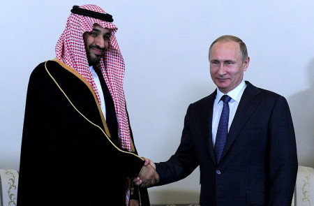 <p>El ministro de Defensa de Arabia Saudí, Mohamad bin Salmán al Saud, con el presidente ruso, Vladimir Putin el pasado 18 de junio. </p>