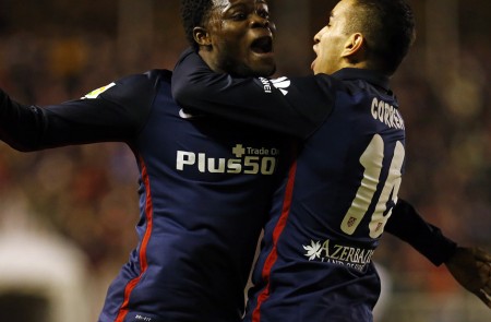 <p>Thomas celebra junto a Correa el gol conseguido por el primero frente al Rayo Vallecano (0-2)</p>