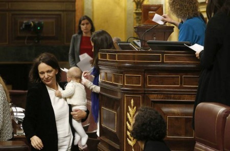<p>Carolina Bescansa, con su bebé en brazos en la votación para elegir al presidente del Congreso.</p>