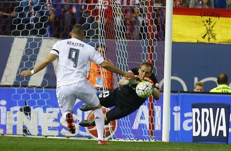 <p>Oblak atrapa el balón ante Benzema durante el partido Atlético de Madrid - Real Madrid (1-1)</p>