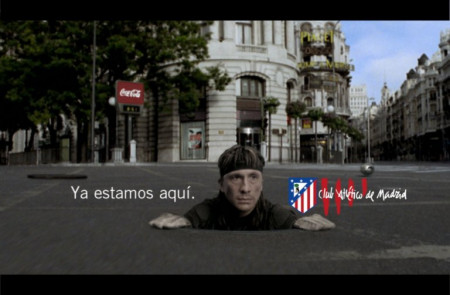 <p>El Mono Burgos saliendo de la alcantarilla en el famoso anuncio del Atlético de Madrid con motivo de su vuelta a Primera División</p>