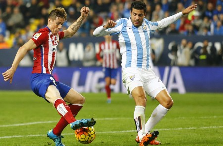 <p>Fernando Torres intenta driblar a Miguel Torres en el Málaga - Atlético de Madrid (1-0) disputado el pasado 20 de diciembre</p>