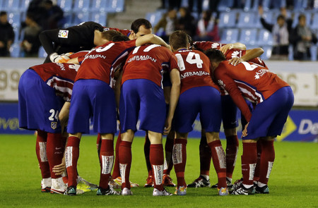 <p>Los jugadores del Atlético de Madrid se reúnen en una piña antes de comenzar el partido de Liga contra el Celta de Vigo en Balaídos (0-2)</p>