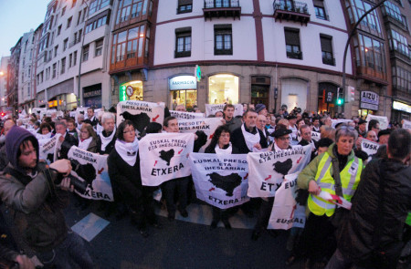<p>Una manifestación en Bilbao contra la dispersión de presos de ETA</p>