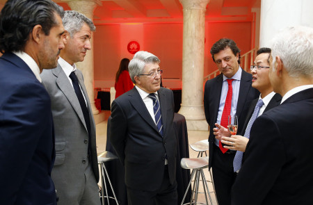 <p>Enrique Cerezo, Miguel Ángel Gil, José Luis Pérez Caminero y Guillermo Moraleda, conversan con los dirigentes de Huawei</p>