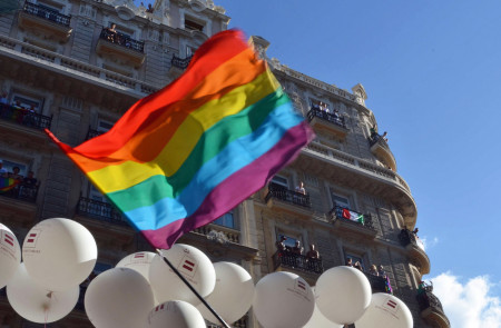 <p>Una bandera arcoíris ondea en la Gran Vía de Madrid, durante una de las manifestaciones estatales del Orgullo LGTB. </p>