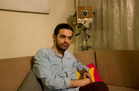 <p>Keywan Karimi, en su apartamento de Teherán (Eva Murgui)</p>