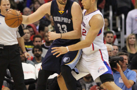 <p>Marc Gasol, protegiendo el balón ante Blake Griffin en el partido que enfrentó a Memphis Grizzlies y Los Angeles Clippers el día 30 de diciembre de 2013</p>