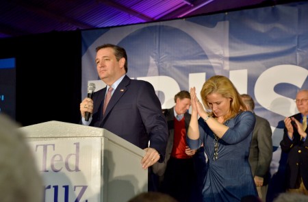 <p>Discurso de Ted Cruz en Des Moines (Iowa) tras conocerse su victoria en los caucus republicanos. Su mujer Heidi Cruz junta las manos en señal de agradecimiento.</p>