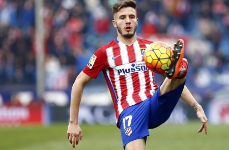 <p>Saúl Ñíguez trata de controlar un balón en el transcurso del Atlético de Madrid - Eibar (3-1)</p>