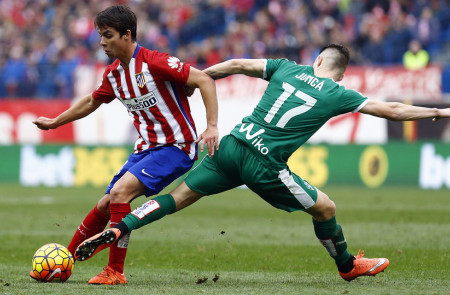 <p>Óliver Torres intenta eludir la presión de un rival durante el partido que disputó el Atlético de Madrid ante el Eibar (3-1)</p>