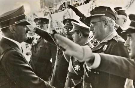 <p>Hitler saluda a los generales españoles de la legión Cóndor.</p>