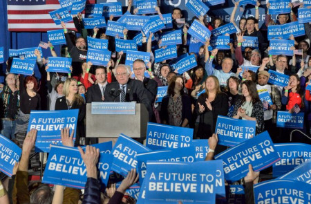 <p>Bernie Sanders pronuncia su discurso de la victoria tras lograr el 60% de los votos en las primarias de New Hampshire.</p>