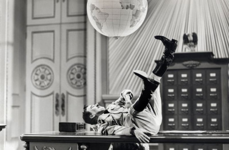 <p>Charles Chaplin, en <em>El gran dictado</em>r (1940).</p>