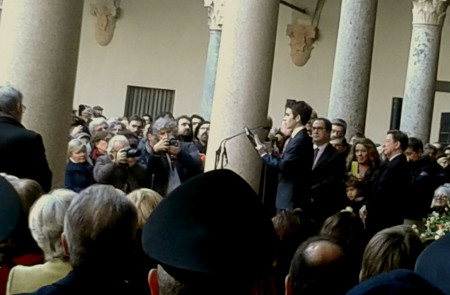<p>Uno de los nietos de Umberto Eco, hablando ante los asistentes al funeral del escritor, el martes 23 de febrero, en el Castello Sforza</p>