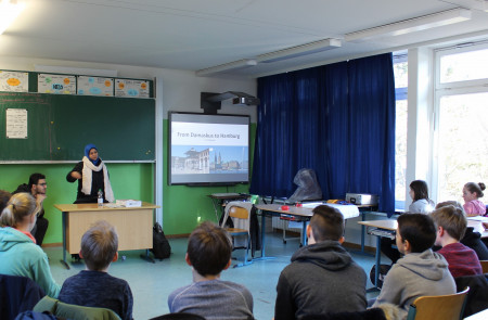 <p>Ruba Sulaimane durante un momento de su charla con los alumnos del instituto de secundaria Gymnasium Grotmoor de Hamburgo.</p>