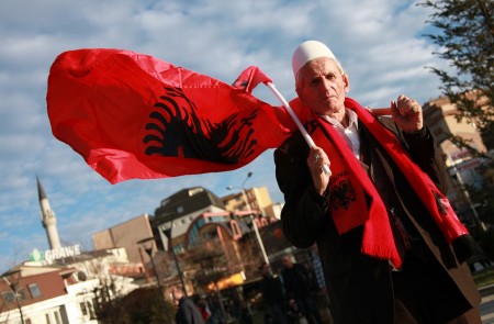 <p>Manifestante albano-kosovar celebra el 8º aniversario de la independencia en Pristina.</p>