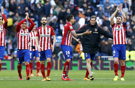 <p>Los jugadores del Atlético celebran la victoria en el Santiago Bernabéu ante el Real Madrid (0-1)</p>