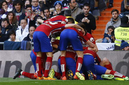 <p>Los jugadores atléticos celebran el gol de Griezman en el Santiago Bernabéu que les daría la victoria ante el Real Madrid (0-1)</p>