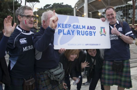 <p>Aficionados escoceses a las afuera del Estadio Olímpico de Roma antes del Italia - Escocia del Seis Naciones de rugby</p>