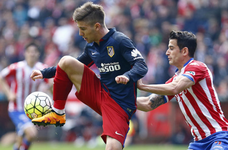 <p>Vietto intenta controlar la pelota ante la presión de Luis Hernández en el transcurso del Sporting de Gijón - Atlético de Madrid (2-1)</p>
