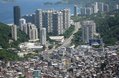 <p>Favela de Rocinha, pegada al barrio de São Conrado, en Río de Janeiro.</p>