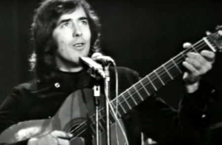<p>Joan Manuel Serrat, durante una actuación en los años 70.</p>