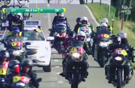 <p>Un ciclista fugado durante la carrera Gante-Wevelgem rodeado de motos</p>