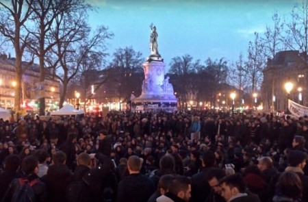 <p>Jóvenes en la Place de la République de París el 1 de abril</p>