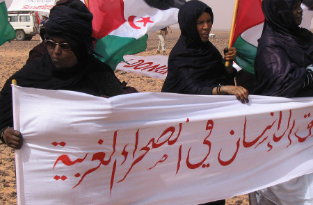 <p>Mujeres saharauis protestan en 2005 en la II Marcha internacional contra el Muro de la Verguenza que divide el Sahara Occidental.</p>