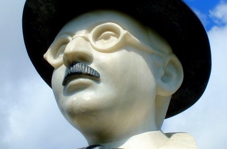 <p>Estatua a Fernando Pessoa, en Oeiras.</p>