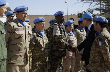 <p>Ban Ki-Moon visita a las tropas de la Minurso en Bir Lahlou (Sáhara Occidental).</p>