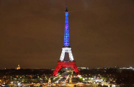 <p>La torre Eiffel, durante el duelo por los atentados de París el pasado noviembre.</p>
