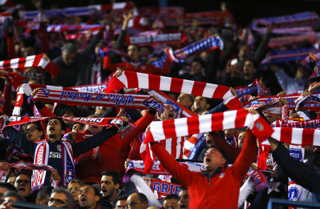 <p>La afición atlética anima en el Calderón durante el partido de Champions League frente al FC Barcelona (2-0)</p>
