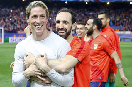 <p>Torres y Juanfran, tras la victoria del Atlético ante el Barcelona.</p>
