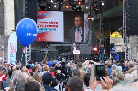 <p>El ultraderechista Norbert Hofer, ganador de la primera vuelta de las elecciones presidenciales de Austria, durante un mitin en Viena.</p>