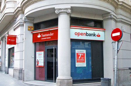 <p>Oficina del Banco Santander, en la vía Augusta de Barcelona. </p>