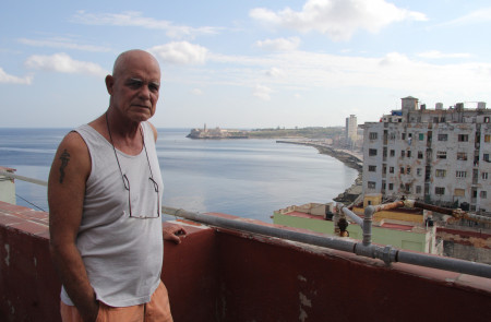 <p>Pedro Juan Gutiérrez, frente al Malecón de La Habana.</p>