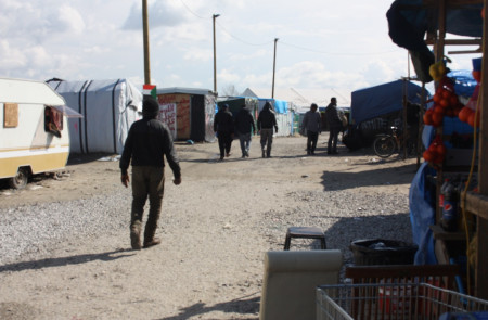 <p>Refugiados en el campo de Calais.</p>