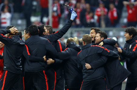 <p>El cuerpo técnico del Atlético de Madrid celebra el pase a la final de la Champions League</p>