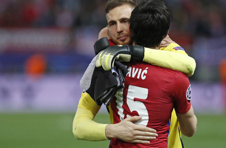 <p>Savic (de espaldas) se abraza a Oblak al término de la ida de las semifinales de Champions frente al Bayern de Munich (1-0)</p>