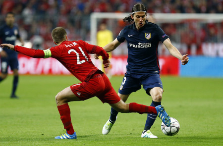 <p>Filipe Luis trata de salvar una entrada de Lahm durante la vuelta de las semifinales de Champions League</p>