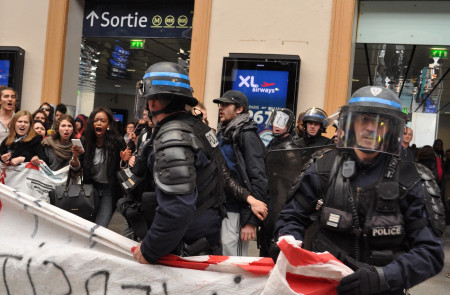 <p>Los antidisturbios intentan retirar una pancarta a un grupo de estudiantes en la estación de trenes de Saint Lazare (París).</p>