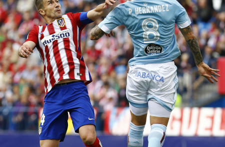 <p>Gabi pugna por un balón aéreo con Pablo Hernández, del Celta de Vigo, durante el último partido de Liga (2-0)</p>