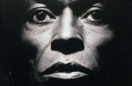 <p>Carátula de<em> Tutu</em> (1986), álbum de estudio de Miles Davis.</p>