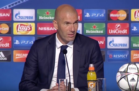 <p>Zinedine Zidane, en la rueda de prensa tras proclamarse campeón de Europa con el Real Madrid</p>