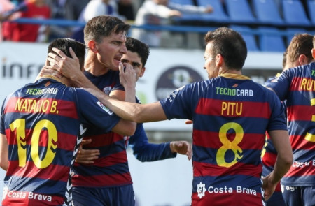 <p>Jugadores del UE Llagostera, celebrando un gol frente al Real Oviedo</p>